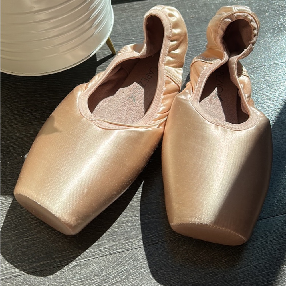 Brand New Capezio Cambré 11M B .5